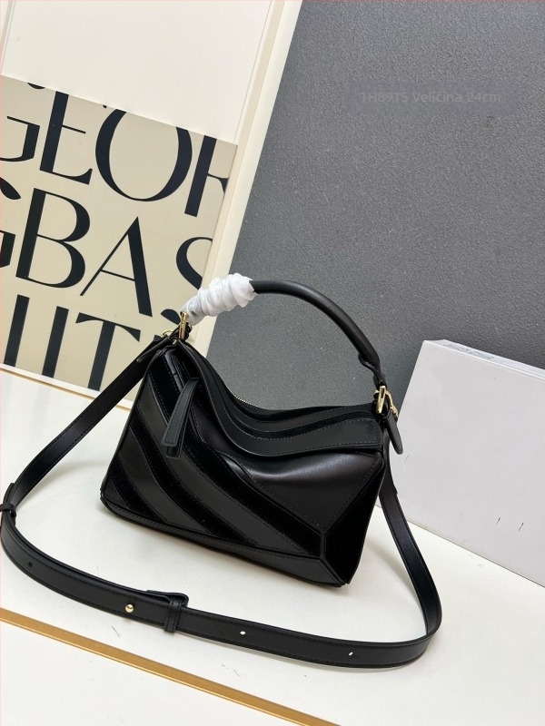 Crossbody torba s oblikom jastuka, od prave teleće kože, zatvarač, unutarnji džepovi za telefon i dokumente