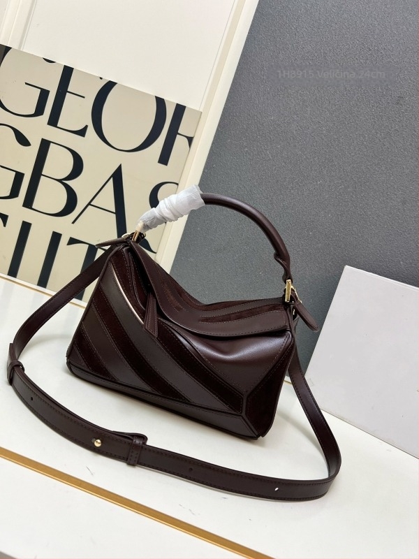 Crossbody torba s oblikom jastuka, od prave teleće kože, zatvarač, unutarnji džepovi za telefon i dokumente