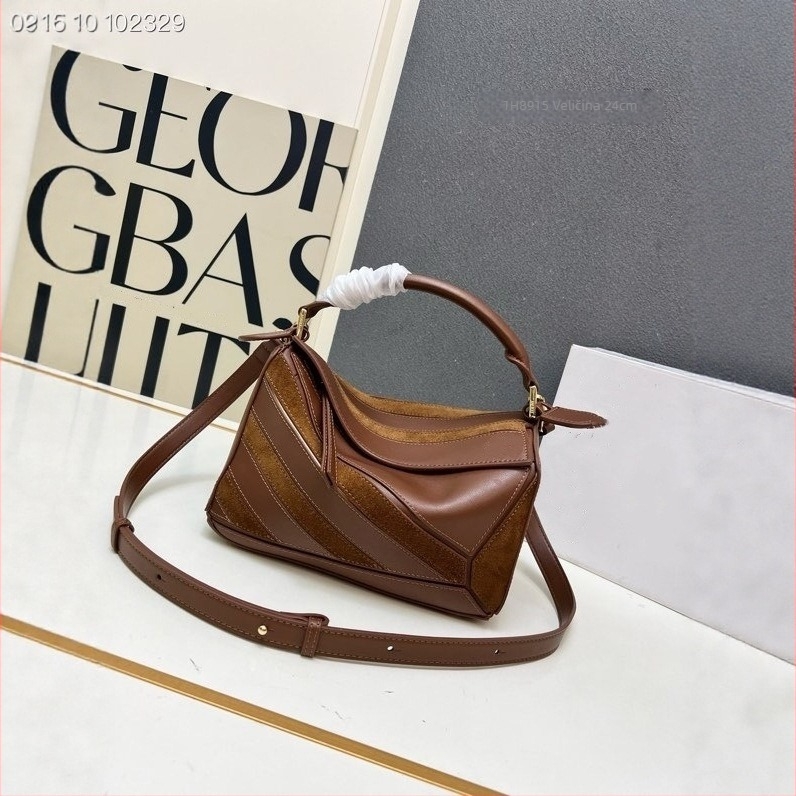 Crossbody torba s oblikom jastuka, od prave teleće kože, zatvarač, unutarnji džepovi za telefon i dokumente