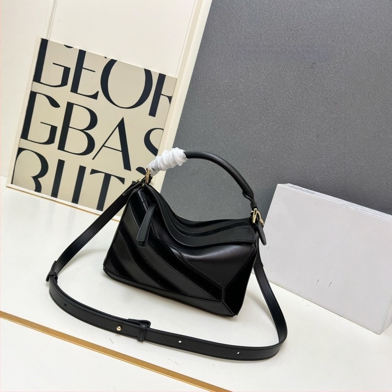 Crossbody torba s oblikom jastuka, od prave teleće kože, zatvarač, unutarnji džepovi za telefon i dokumente