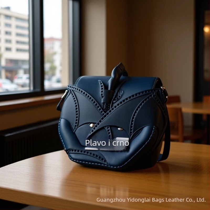 Dragon Wings PU crossbody torba — okruglog oblika, zatvaranje poklopcem, gradski stil