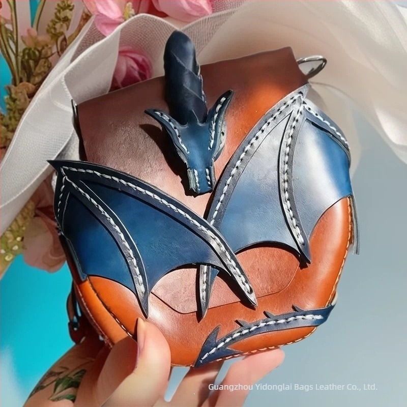Dragon Wings PU crossbody torba — okruglog oblika, zatvaranje poklopcem, gradski stil