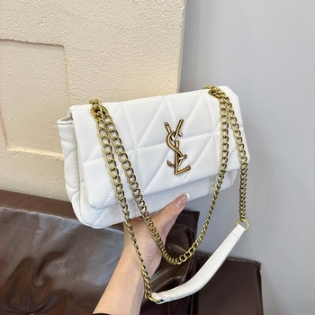 PU torbica mala kvadratnog oblika, horizontalni oblik, magnetni zatvarač, unutarnji džepovi sa zipom i džep za telefon