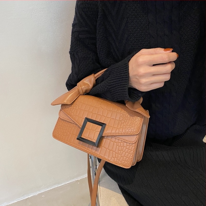 Ženska crossbody torba — gradski stil, PU materijal, horizontalni kvadratni oblik, zatvaranje kapicom, unutarnja podstava od umjetne kože, jedna naramenica