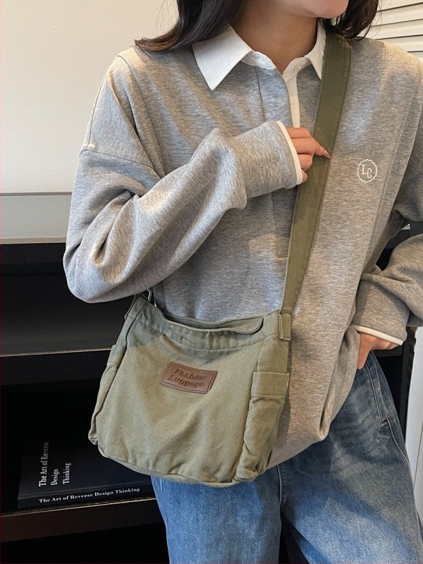 Crossbody torba od platna, horizontalni kvadratni oblik, zatvaranje na zip, unutarnja pretinica za mobitel, jedna naramenica