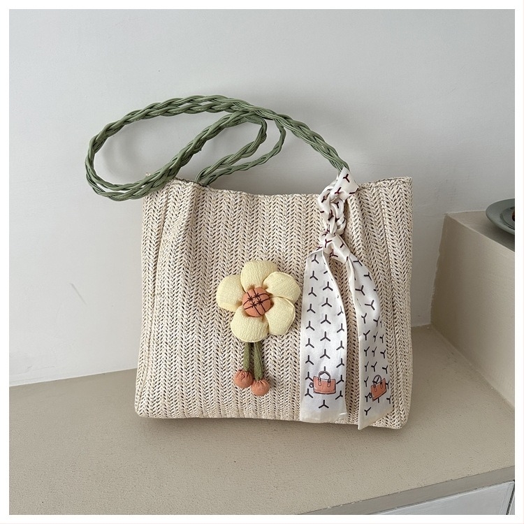 Slamnata tote torba – vertikalnog kvadratnog oblika, magnetsko zatvaranje, poliester podstava, džep za telefon i ID