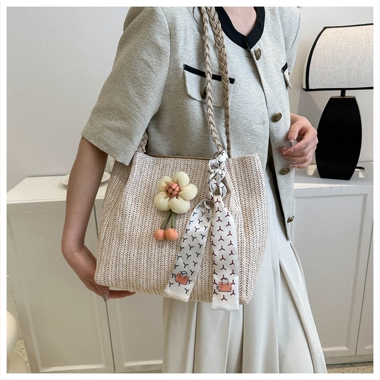 Slamnata tote torba – vertikalnog kvadratnog oblika, magnetsko zatvaranje, poliester podstava, džep za telefon i ID