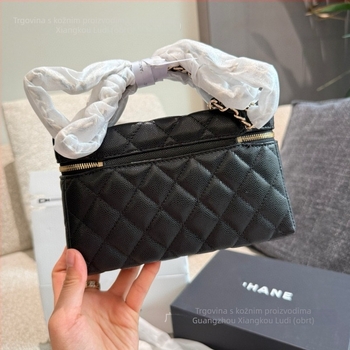 Jasmine box torba od praveće kože s quilt uzorkom, kvadratnog oblika, zatvarač na zip, jedna remenica, poliester podstava, horizontalni kvadratni oblik, jesen 2025 izlazak