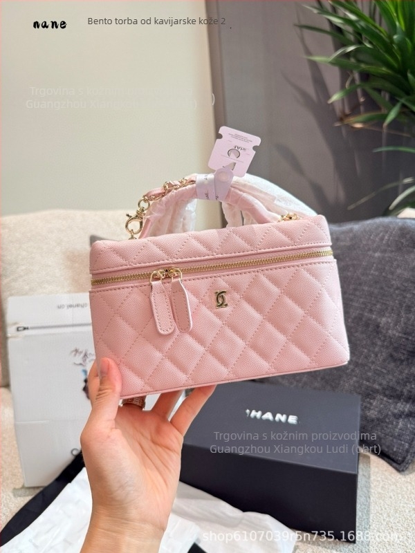 Jasmine box torba od praveće kože s quilt uzorkom, kvadratnog oblika, zatvarač na zip, jedna remenica, poliester podstava, horizontalni kvadratni oblik, jesen 2025 izlazak