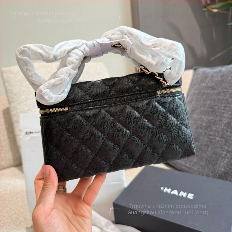 Jasmine box torba od praveće kože s quilt uzorkom, kvadratnog oblika, zatvarač na zip, jedna remenica, poliester podstava, horizontalni kvadratni oblik, jesen 2025 izlazak