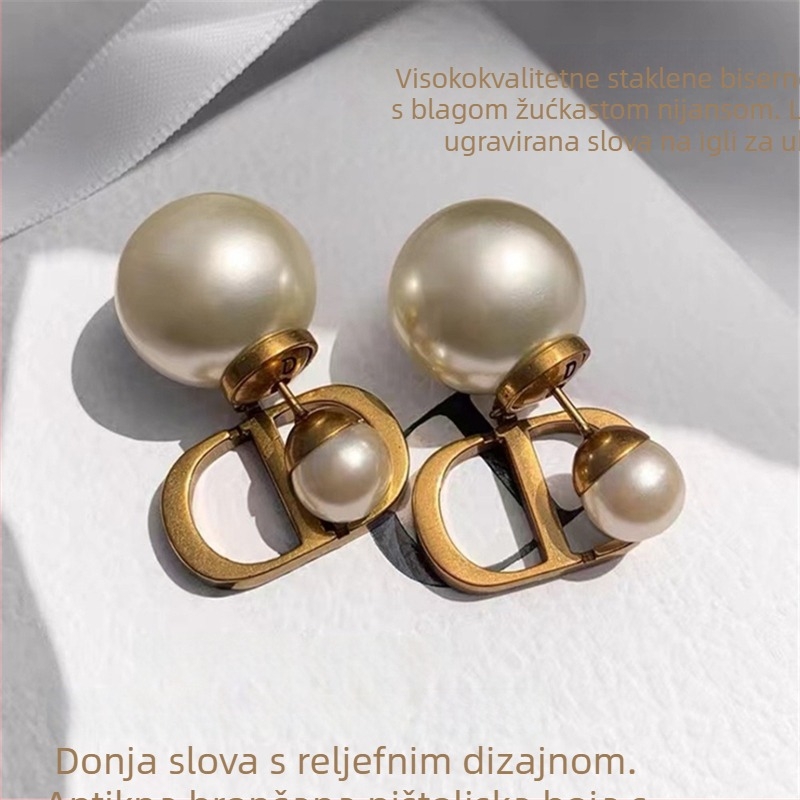 Ženske naušnice s perlama i slovom – vintage istrošen stil