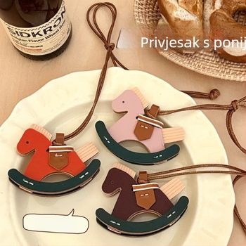 Vintage kožna viseća ogrlica s konjem – balansoar za ruksak i auto dekoraciju • Materijal PU • Težina 20 g • Uzorak: mala životinjica • Stil: sladak, viseći privjesak • Tengyi premium