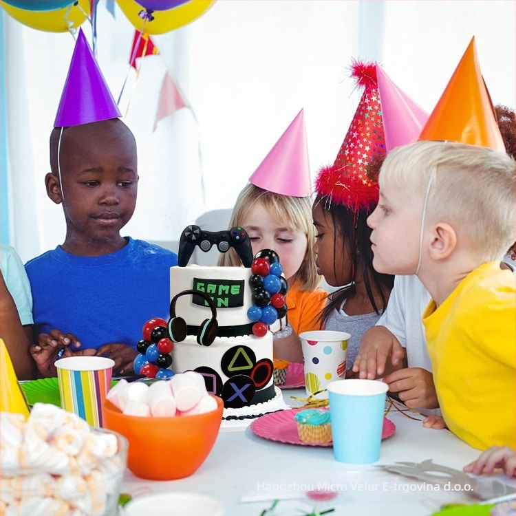 Ukras za tortu s temom videoigara – set od 30 komada, uključuje slušalice, konzolu i kontroler; materijal: plastika; pakiranje: karton; uvoz: ne; IP dozvola: ne; pogodno za kineski Dan zaljubljenih