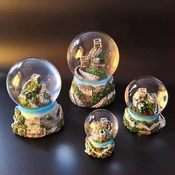 Mini kristalna kugla s krajobrazom i Velikim zidom — sintetička smola, marka Jiahua, kategorija Graditeljstvo, pogodna kao poklon turističkoj memorijal ili maturu.