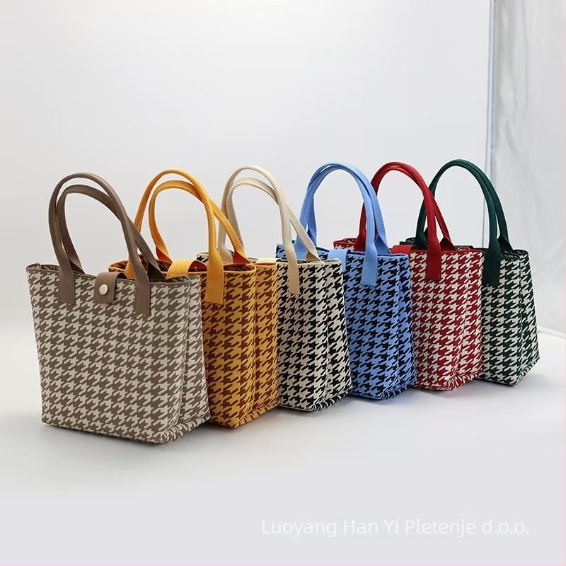 Houndstooth tote torba, urban stil, poliester, uspravna kvadratna silueta, magnetsko zatvaranje, unutarnji džepovi za telefon, ID, prijenosno računalo i kamera