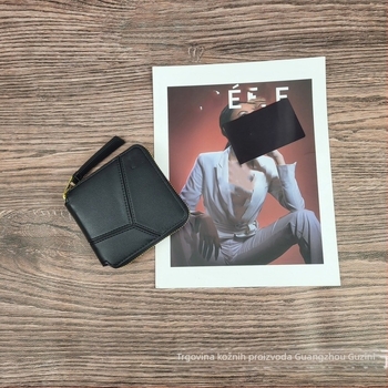 Kratka kožna novčanka sa zatvaračem, pretincima za kartice, geometrijski šavovi, više pretinaca za kartice (Materijal: prava koža; Podstava: sintetička koža; Funkcija: protiv krađe)