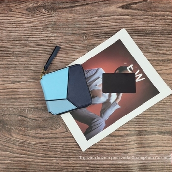 Kratka kožna novčanka sa zatvaračem, pretincima za kartice, geometrijski šavovi, više pretinaca za kartice (Materijal: prava koža; Podstava: sintetička koža; Funkcija: protiv krađe)