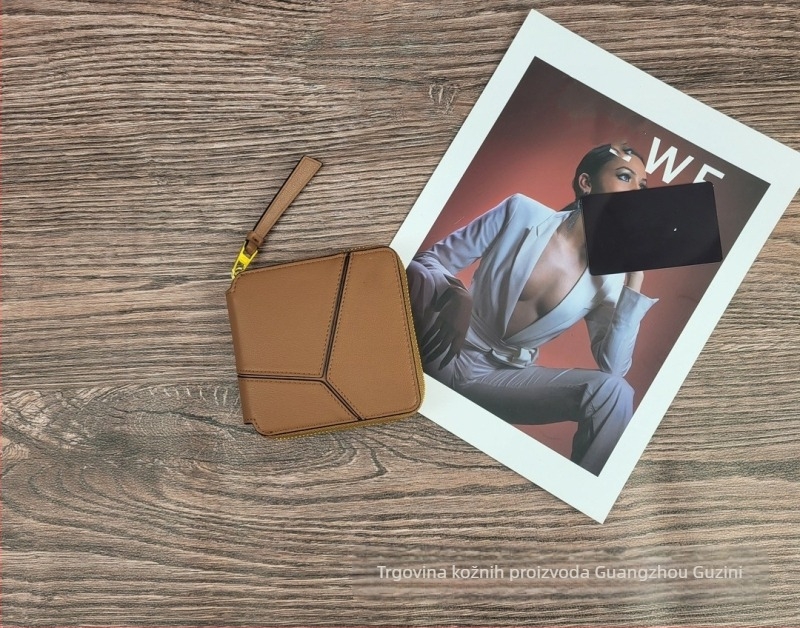 Kratka kožna novčanka sa zatvaračem, pretincima za kartice, geometrijski šavovi, više pretinaca za kartice (Materijal: prava koža; Podstava: sintetička koža; Funkcija: protiv krađe)