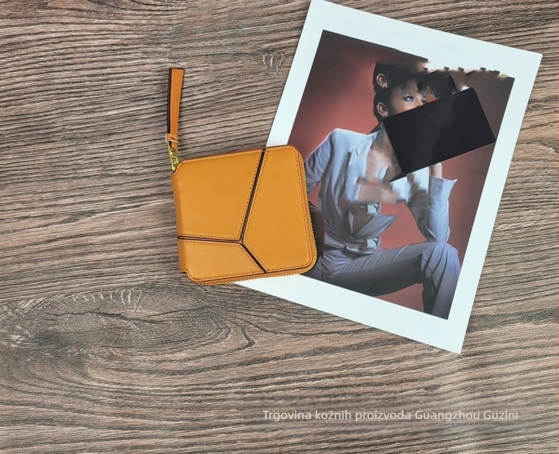 Kratka kožna novčanka sa zatvaračem, pretincima za kartice, geometrijski šavovi, više pretinaca za kartice (Materijal: prava koža; Podstava: sintetička koža; Funkcija: protiv krađe)