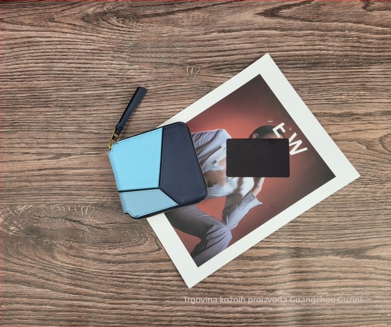 Kratka kožna novčanka sa zatvaračem, pretincima za kartice, geometrijski šavovi, više pretinaca za kartice (Materijal: prava koža; Podstava: sintetička koža; Funkcija: protiv krađe)