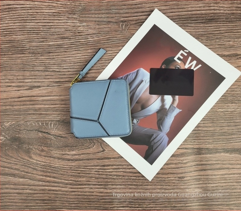 Kratka kožna novčanka sa zatvaračem, pretincima za kartice, geometrijski šavovi, više pretinaca za kartice (Materijal: prava koža; Podstava: sintetička koža; Funkcija: protiv krađe)