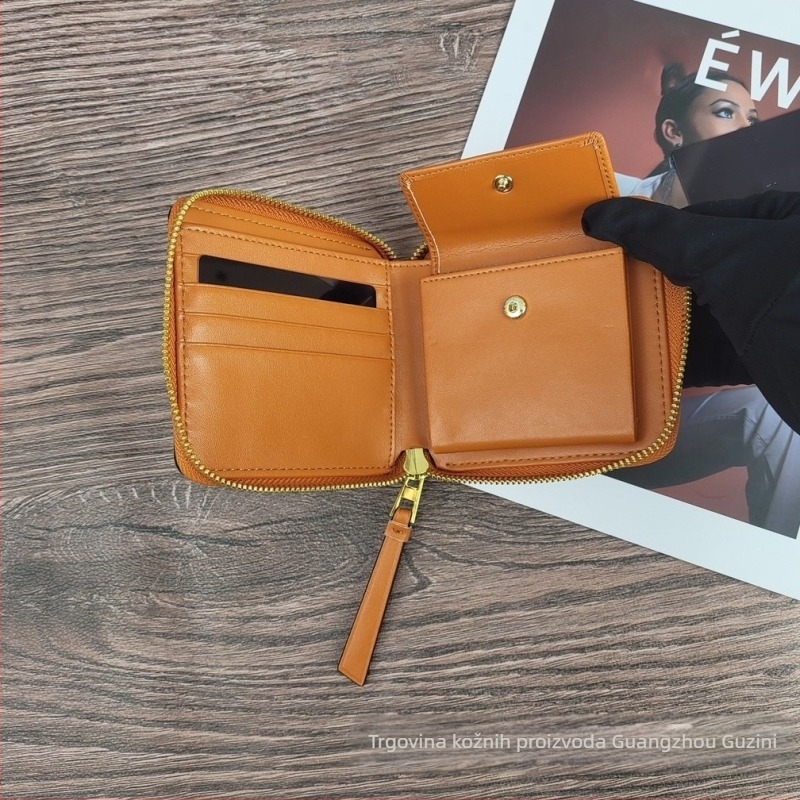 Kratka kožna novčanka sa zatvaračem, pretincima za kartice, geometrijski šavovi, više pretinaca za kartice (Materijal: prava koža; Podstava: sintetička koža; Funkcija: protiv krađe)