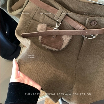 Ženske vunene hlače ravnog kroja, srednje visoki pojas, duljina do tri četvrtine, plisirane, mješavina poliestera 70–80%