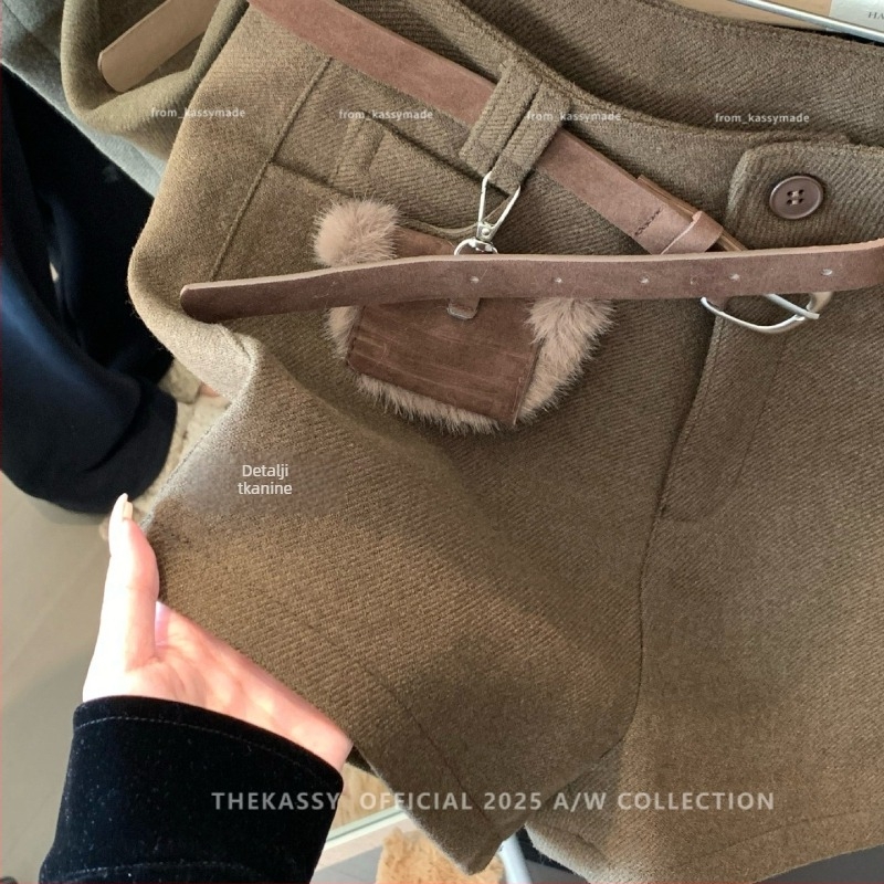 Ženske vunene hlače ravnog kroja, srednje visoki pojas, duljina do tri četvrtine, plisirane, mješavina poliestera 70–80%