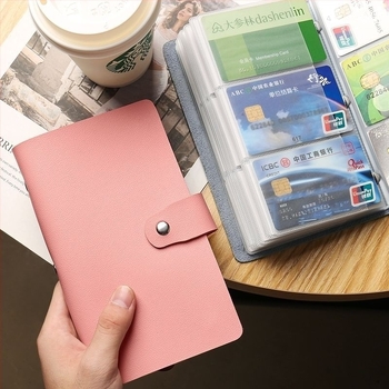 Unisex držač kartica s više pretinaca i pretinicom za identifikacijsku karticu, podstava od umjetne kože, za svakodnevnu upotrebu.