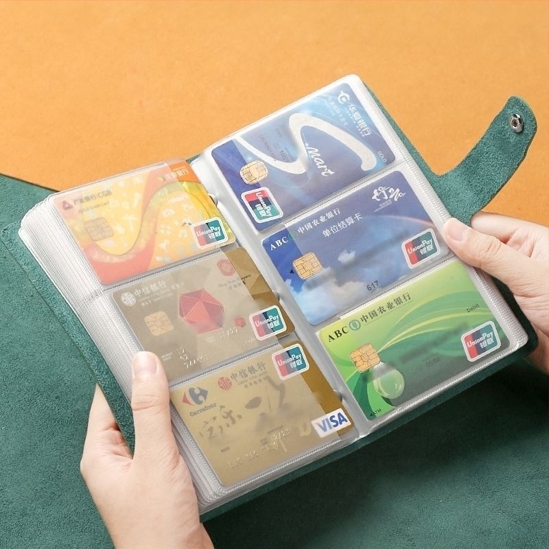 Unisex držač kartica s više pretinaca i pretinicom za identifikacijsku karticu, podstava od umjetne kože, za svakodnevnu upotrebu.