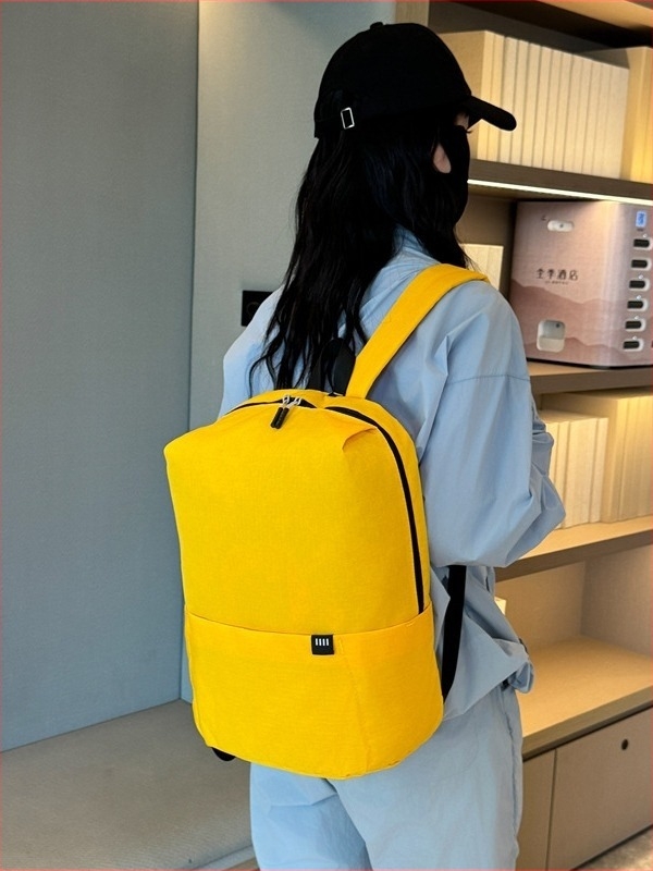 Unisex ruksak od Oxford tkanine, vodootporan, prozračan, kapacitet do 20 L.