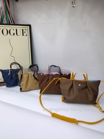 Nylon torbica za rame s crossbody stilom, zatvaranje na zip, unutarnja zip pretinac, dumpling oblik, jedna naramenica, ulični stil