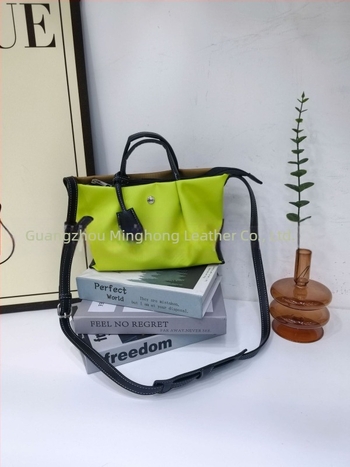 Nylon torbica za rame s crossbody stilom, zatvaranje na zip, unutarnja zip pretinac, dumpling oblik, jedna naramenica, ulični stil