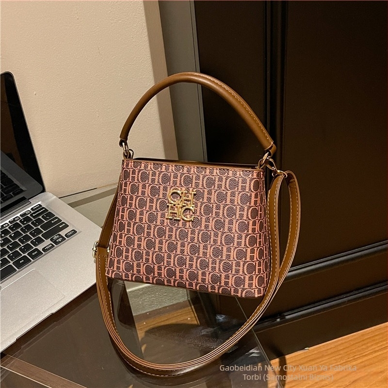 CHHC ženska bucket torbica, 2025, PU koža, velika kapacitet bucket oblika s kapom, zatvaranje na zip, unutarnja podstava od sintetičke kože, unutarnji laminirani džep s zipom