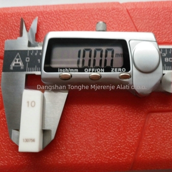 Digitalni kaliper od metala, raspon 0–150 mm, tri tipke, elektronički vernier.
