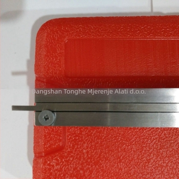 Digitalni kaliper od metala, raspon 0–150 mm, tri tipke, elektronički vernier.