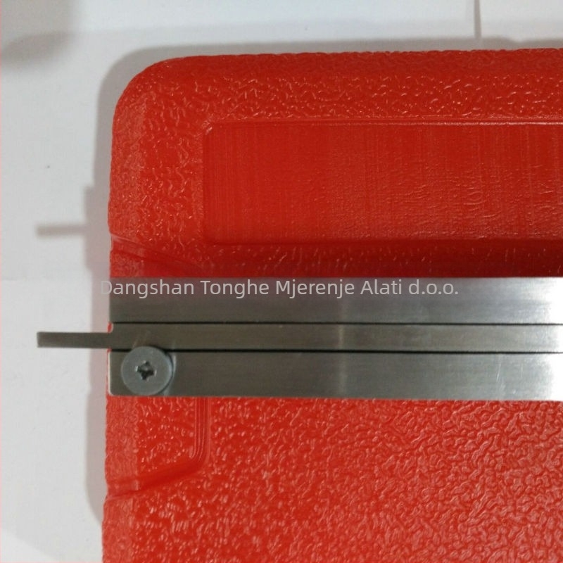 Digitalni kaliper od metala, raspon 0–150 mm, tri tipke, elektronički vernier.