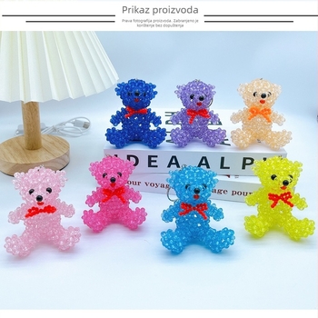 Ručni pleteni medvjedić od perli – privjesak za ključeve, akril, jesen 2023, crtani stil, svježe i slatko