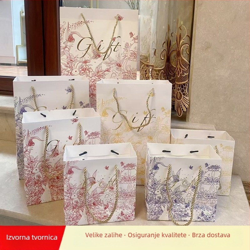 Darovna torba od bijelog kartona, ručno crtani stil, marka Comilia, tehnika tiska, mogućnost tiska logotipa