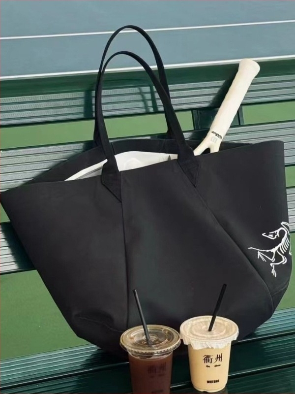 Tote torba, gradski stil, vodootporni najlon, horizontalni kvadratni oblik, otvoreni gornji dio, unutarnje pretince za prijenosno računalo i kameru, podstava od najlona.