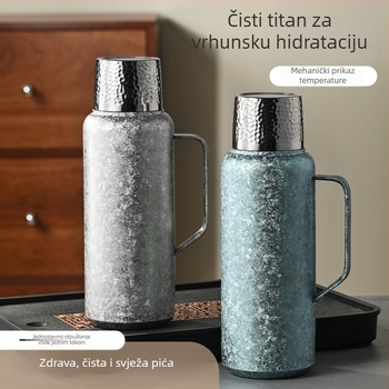 Termos od čistog titana, vakuumska izolacija, mehanički termometar, pretinac za čaj i kapak s podiznim mehanizmom.