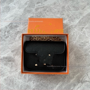 PU mala kvadratna crossbody torba s lancem — vodoravni kvadratni oblik; otvaranje poklopca; PU materijal