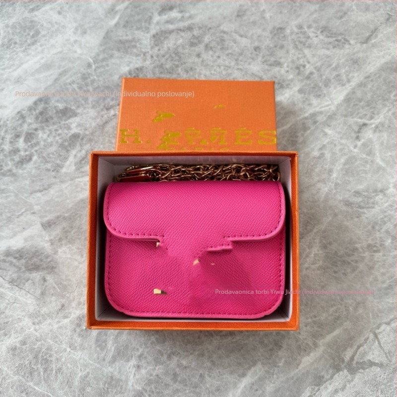 PU mala kvadratna crossbody torba s lancem — vodoravni kvadratni oblik; otvaranje poklopca; PU materijal
