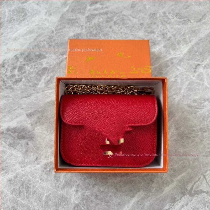PU mala kvadratna crossbody torba s lancem — vodoravni kvadratni oblik; otvaranje poklopca; PU materijal