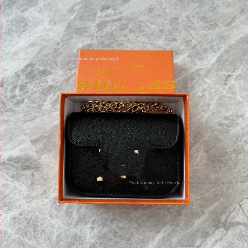 PU mala kvadratna crossbody torba s lancem — vodoravni kvadratni oblik; otvaranje poklopca; PU materijal
