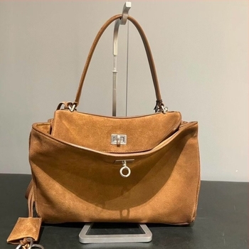 Crossbody torba s poklopcem – od prave kože nubuk, vodoravni kvadratni oblik, zaključavanje, unutarnji džepovi sa zipom i džep za telefon