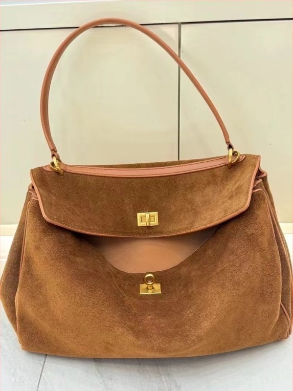 Crossbody torba s poklopcem – od prave kože nubuk, vodoravni kvadratni oblik, zaključavanje, unutarnji džepovi sa zipom i džep za telefon