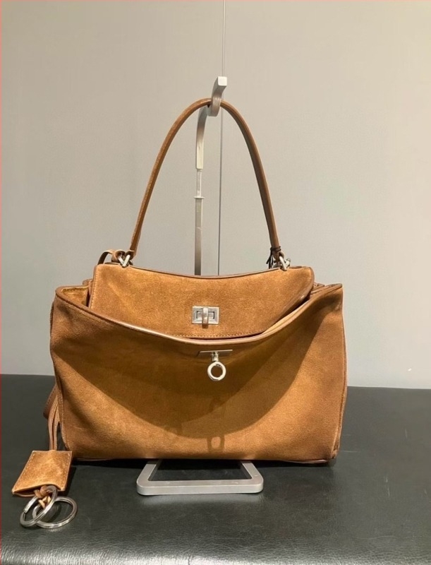 Crossbody torba s poklopcem – od prave kože nubuk, vodoravni kvadratni oblik, zaključavanje, unutarnji džepovi sa zipom i džep za telefon