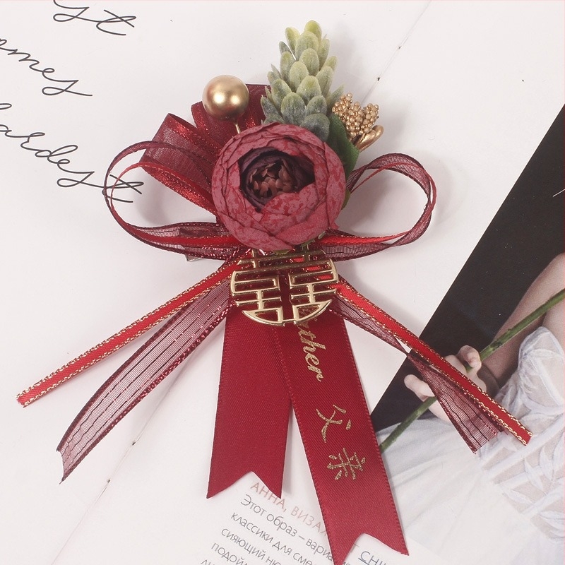 Svadbena boutonniere za mladenku i mladoženju – Mori stil, metal i svila, prilagodljiva s otiskom logotipa, ljepljiva stražnja strana