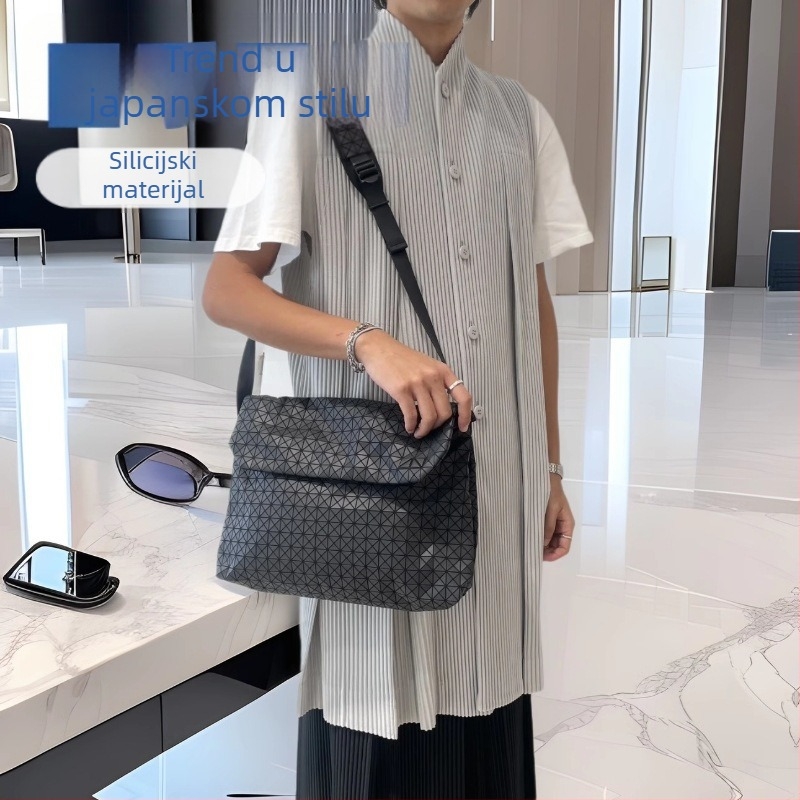 Muška crossbody torba u urbanom stilu, tijelo od silikona, podstava od poliestera, proljeće 2025